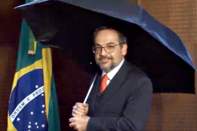 ZeMOliveira's tweet photo. Realidade virtual

Acabo de descobrir que o ministro da Educação não existe. É personagem de um programa humorístico escrito pelo Max Nunes e interpretado pelo Zé Rodrix. A versão que anda por aí é holográfica, usada num experimento social conduzido pelo dr. Evil. https://t.co/NF7W4CN8yg