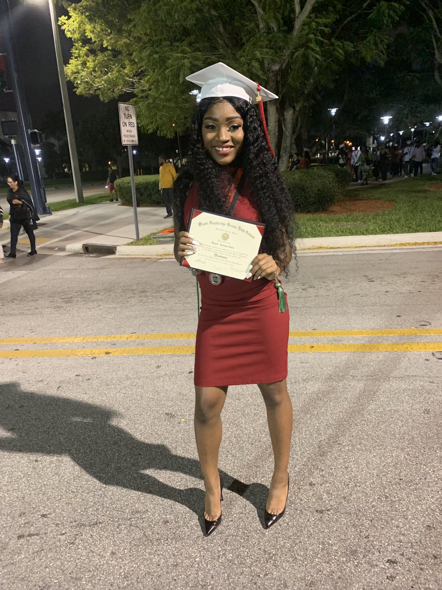 Flyy_Shyde's tweet photo. I Graduated call me big fish👩🏾🎓🥰🔥❤️ #C/O’19 #Bloody👠 #TheGRAD🙌🏾 https://t.co/nU75ykjIhj