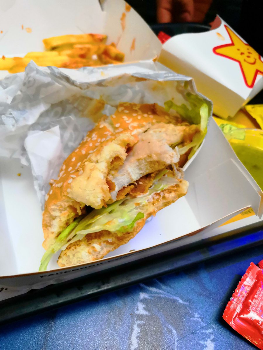 Willylomeli's tweet photo. @CarlsJrMx resulta que la carne de la hamburguesa estaba cruda y dura y su gerente Ricardo Ibáñez sólo me dijo no te la pudo cambiar porque ya te la comiste. Siempre como estas hamburguesas y se que estaba mal la carne. https://t.co/WK6LouCdUV
