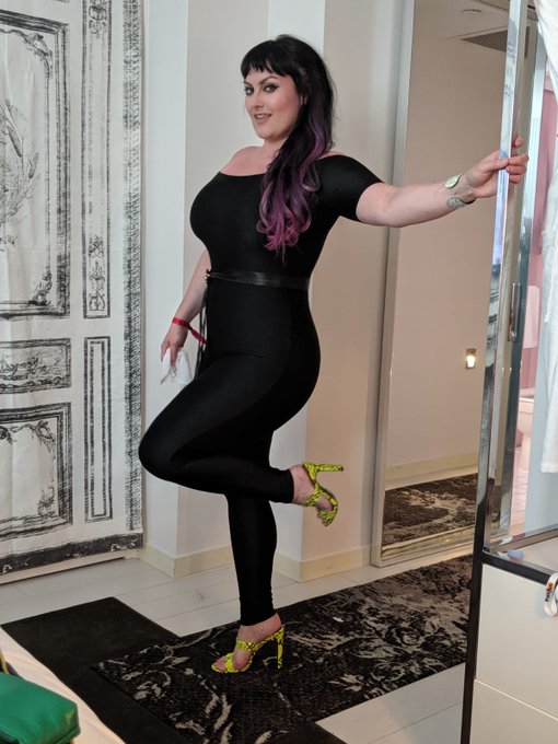 Off to the #xbizcamawards with my date for the evening the lovely @Nikki_Night https://t.co/6LDLL6ME<a href="/tag/xbizcamawards"class="tags">#xbizcamawards</a>