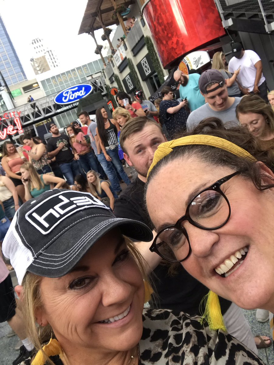 mrswileycoyote's tweet photo. You let people in early!! #notfrontrow #Imalwaysfrontrow #HCNKC @KCLiveBlock @ChaseRiceMusic https://t.co/O9i5NxVh0U