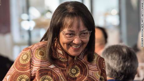 debarros_miguel's tweet photo. #ÁfricadoSul faz história: metade do governo composto por #mulhers pela primeira vez. Patricia de Lille, ex-autarca da Cidade do Cabo e líder do Partido Político Godo foi nomeada ministra das obras públicas. #Ramaphosa diminuiu o número de ministros de 36 para 28! Notável https://t.co/rOYlq5BKZb