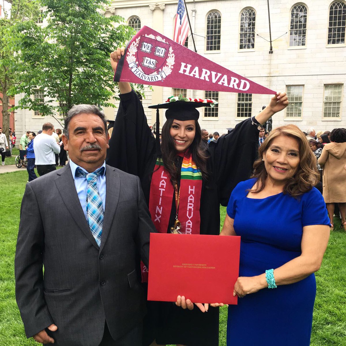 ACristinaTLMD20's tweet image. I feel like I’m floating in the clouds! ☁️ I am officially a #HarvardAlumna! This is for my parents who have always motivated me to pursue my dreams. From undocumented to #HarvardGrad 💕
I’ll be live from @Harvard at 5:40 PDT on @Telemundo20 📺 #NBC7 #SanDiego #Telemundo
