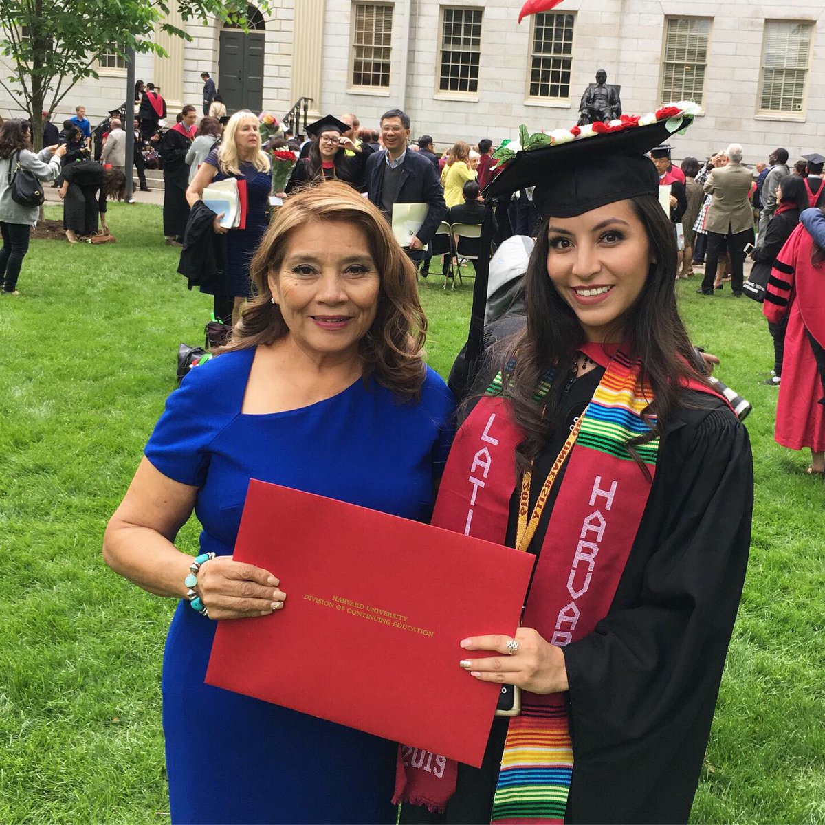 ACristinaTLMD20's tweet image. I feel like I’m floating in the clouds! ☁️ I am officially a #HarvardAlumna! This is for my parents who have always motivated me to pursue my dreams. From undocumented to #HarvardGrad 💕
I’ll be live from @Harvard at 5:40 PDT on @Telemundo20 📺 #NBC7 #SanDiego #Telemundo