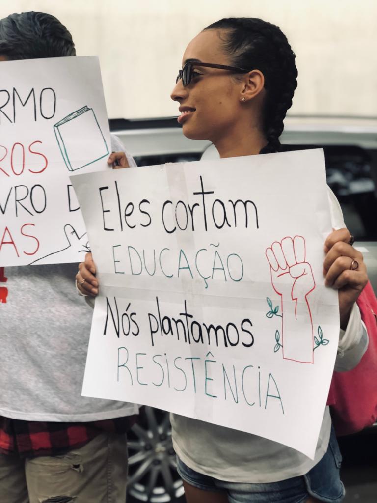 recomunicauff's tweet photo. Nas ruas, nas praças, quem disse que sumiu? #30MpelaEducacao https://t.co/zXUWaWbkrz