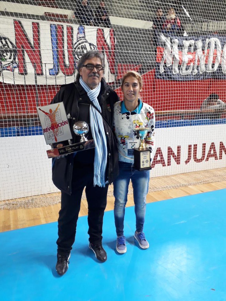 Sport13SL's tweet photo. Premio mejor jugadora del torneo ⚽️⚽️Daiana Alaniz AMINE 🥇
 Premio Fiar play 
⚽️⚽️Aviador Origone🏆🏆🏅
 Las delegaciones de San Luis no se vuelven con las manos vacías.  #NacionalFemenino #Futsal #AFA https://t.co/6bwJ2uW0to