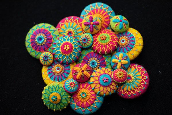 BeadandButton's tweet photo. This class merges wool applique, beads, and embroidery to create individual, decorative buttons. Sat. June 8 | 6pm - 9pm https://t.co/K3HEQgeh3g #beadandbuttonshow #beadandbuttonshow2019 #bnbshow #milwaukee https://t.co/YpwKBB2YUX