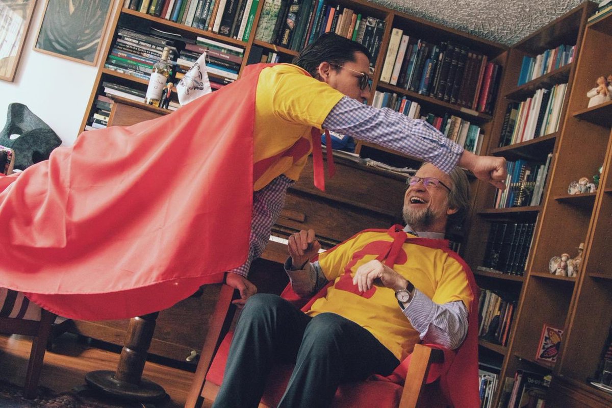 juanpisrules's tweet photo. Pasé la 72 very nervous, para sentarme con este man dema smart que al que mis papás no querían que conociera, pero debo aceptar que: I’m in love with Antanix @AntanasMockus. Mamá, papá, si ven esto les juro que lo hice solo para ganar más seguidores; no me quiten la mesada https://t.co/dJ3HBLNGSz