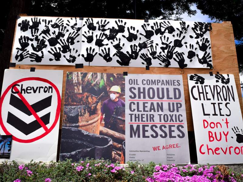 amazonwatch's tweet photo. #EyeOnTheAmazon: #TheChevronWay: Admit Nothing. Deny Everything. Make Counter-accusations. - @paulpaz
#ChevronAGM #CleanUpEcuador #ChevronGuilty #ConfrontCorporateBullies #ActOnClimate
@Chevron's CEO & mgmt know we'll always show up to call them out!
https://t.co/cRtqkEWP5j https://t.co/7GLhsoKSXj