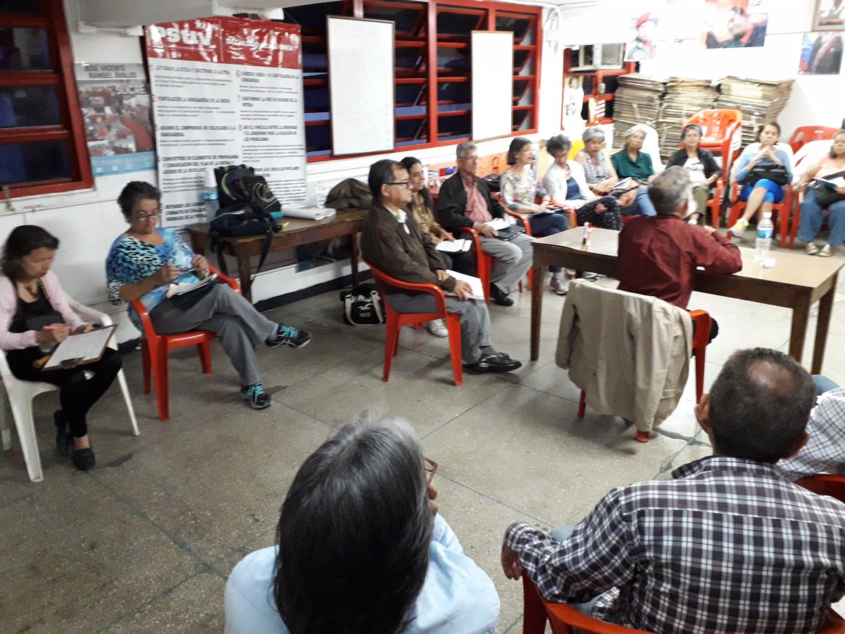 LaAranera's tweet photo. #30Mayo El Consejo Comunal Los Ruices Socialista brindó hoy a la comunidad de Los Ruices y aledañas un TALLER DE ÉTICA, dictado por el filósofo Josú Landa. 👏👏
#TrumpDesbloqueaVenezuela https://t.co/7ixyLm0xBK