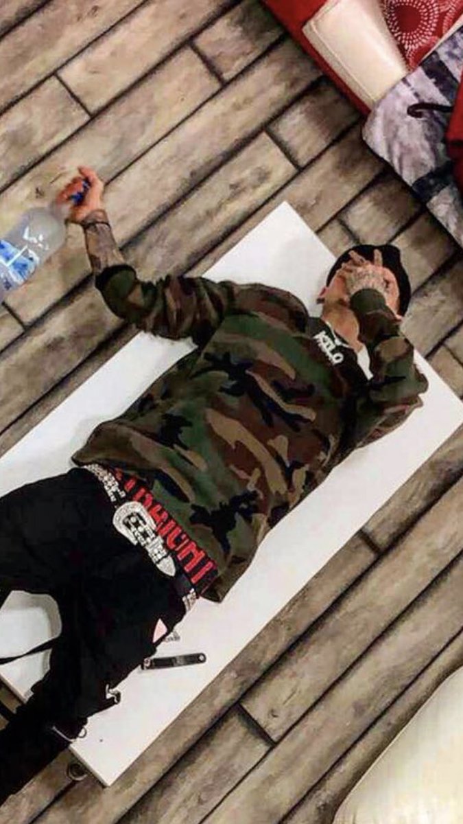 this mf dude is wearing a belt that horse girls wear in western classes...