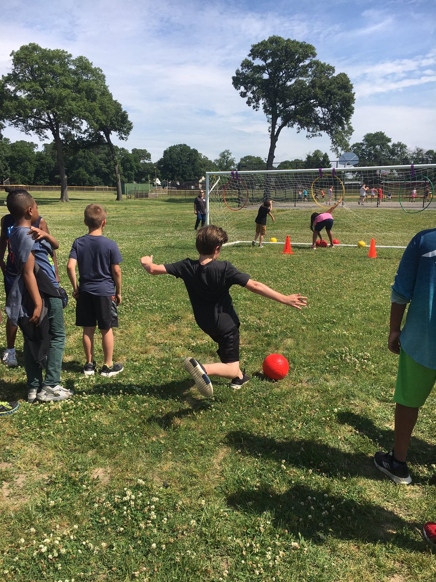 RHLeeESGrade4's tweet photo. Fun at Field Day 2019 #WeAreBetterTogether #aacpsawesome @RHLeeESAACPS https://t.co/Vb2aTOebcX