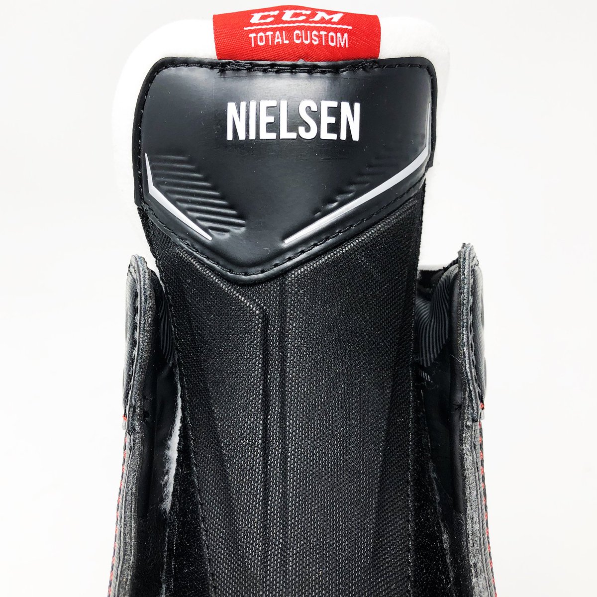 cyclonetaylor's tweet photo. Just arrived 👀 (swipe 👉)! Pair of fully-custom @CCMHockey #JetspeedFT2 skates for #Surrey store customer Jake Nielsen 🔥 😎.

Sizing: 6.5 (left), 6.25 (right), custom metatomic tongues, SpeedBlade XS1 Black steel (!), waxed laces. Boom 💥 #ccmtotalcustom #totalcustom https://t.co/JNjQuKz8K6