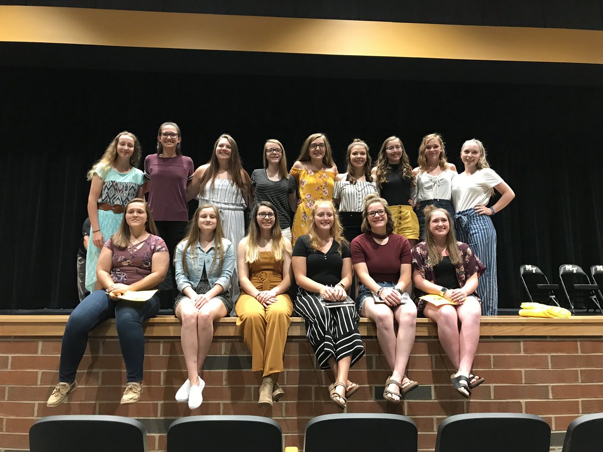 sidpayton2022's tweet photo. Forgot to post last night, but ended the season on a great note! Ended my freshman year with honorable mention in all district and freshman player of the year!! Thanks to @MTsoftball2019 for an amazing year that I will never forget!🥎@DouglasDLenos @OhioHawks https://t.co/yzc5CFZg5F