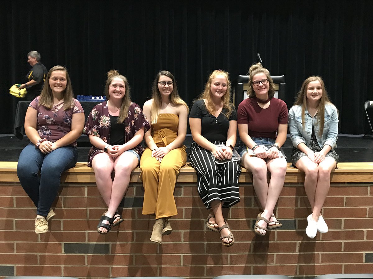 sidpayton2022's tweet photo. Forgot to post last night, but ended the season on a great note! Ended my freshman year with honorable mention in all district and freshman player of the year!! Thanks to @MTsoftball2019 for an amazing year that I will never forget!🥎@DouglasDLenos @OhioHawks https://t.co/yzc5CFZg5F