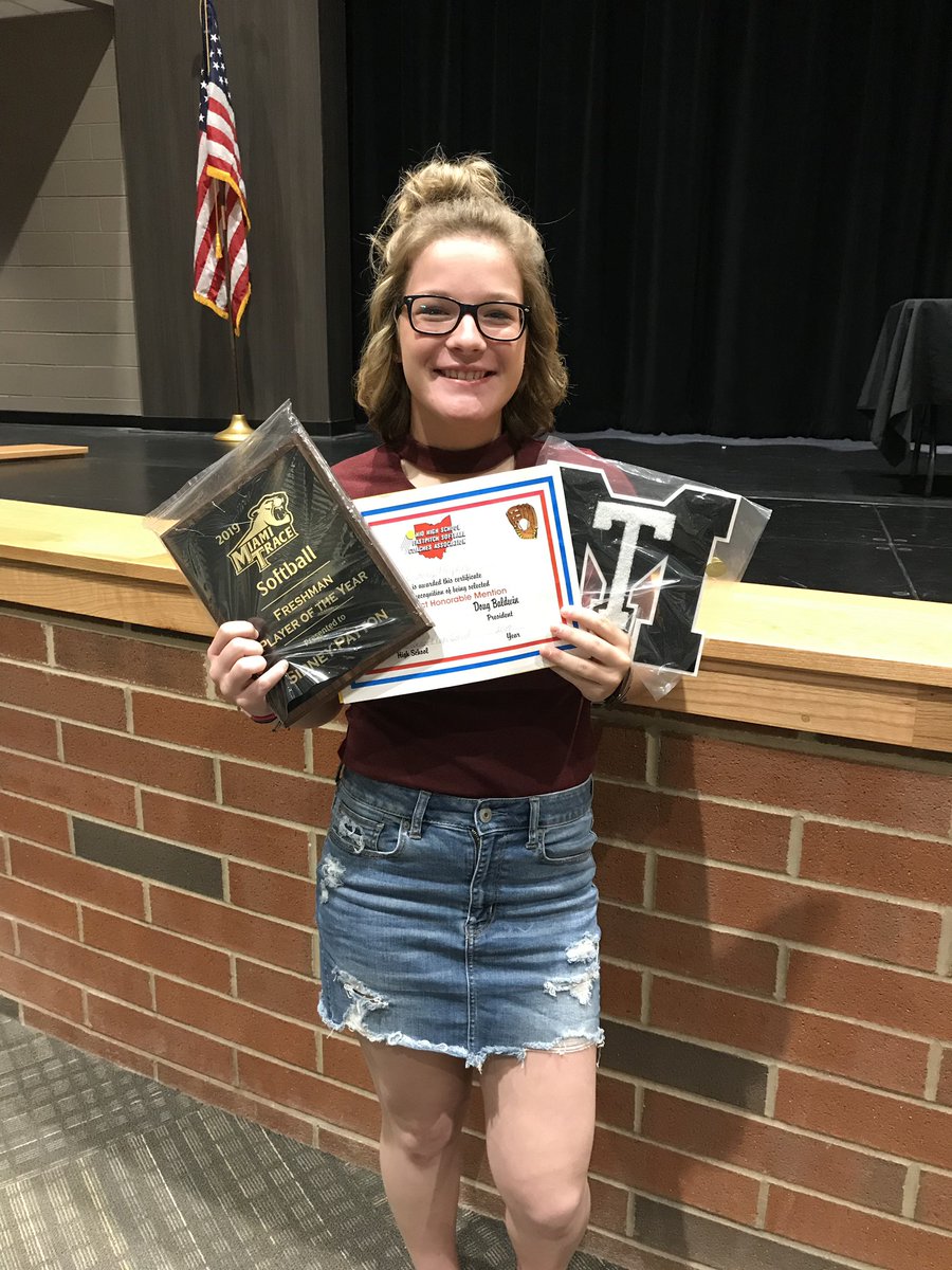 sidpayton2022's tweet photo. Forgot to post last night, but ended the season on a great note! Ended my freshman year with honorable mention in all district and freshman player of the year!! Thanks to @MTsoftball2019 for an amazing year that I will never forget!🥎@DouglasDLenos @OhioHawks https://t.co/yzc5CFZg5F