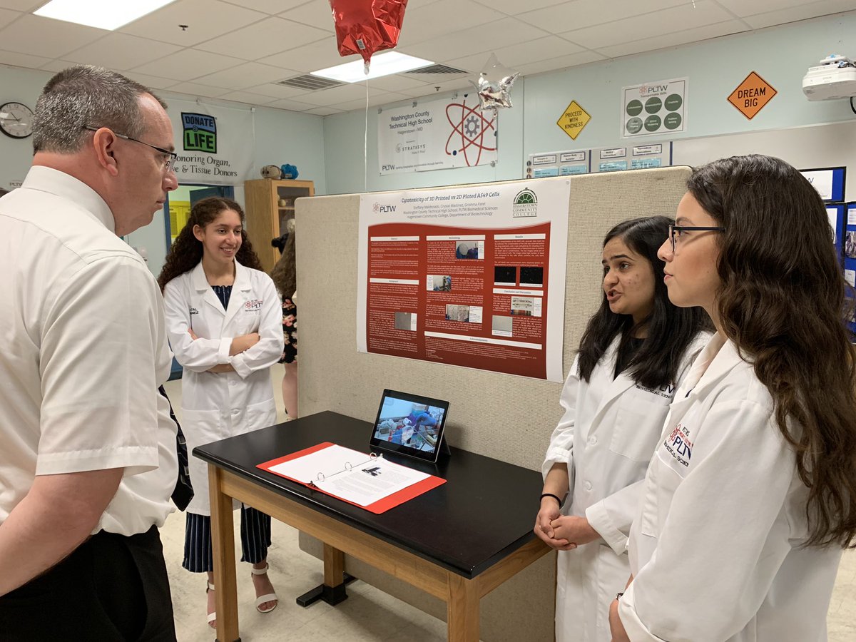 BethMcDscience's tweet photo. So proud of these wonderful young scientists! Celebrating the accomplishments of the WCTHS Academy of Biomedical Sciences Class of 2019! ⭐️🧬🦠🔬🦠 @WCTHSofficial @wcpsmd https://t.co/cGQlUjJALZ