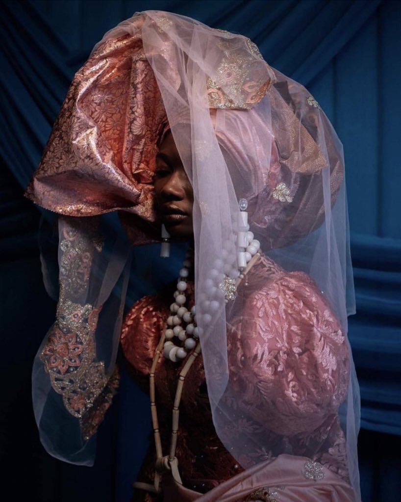 Lakin Ogunbanwo’s ‘e wá mo mi’ is a series that explores the culture around Nigerian brides + marriages. @vogue_italia spoke with Lakin about this collection + featured it on their site. To me, Rih wearing Nigerian bridal headdress in Guava Island is reminiscent of this series