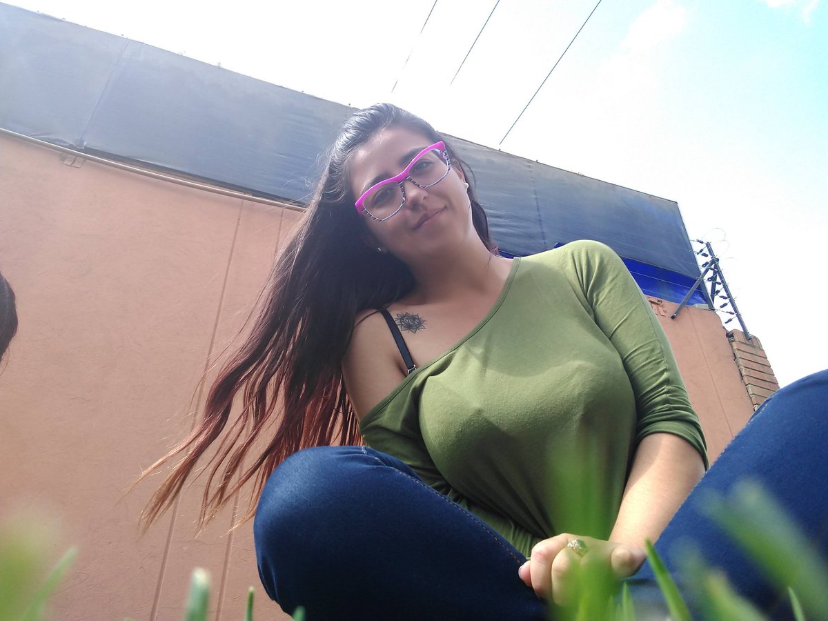 Simple 
Amate como eres 
Vive lo que quieras
Disfruta tu vida 
No te amargues por nada ...... Si al otro no le gusta tu estilo de vida sencillo que no la comparta pero tu no dejes de vivir tu vida por complacer a los de más