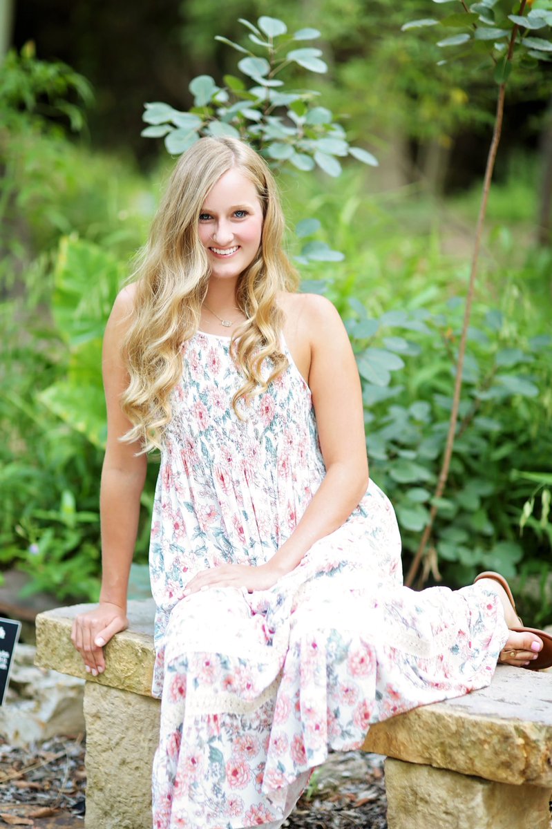 Emily__Austin02's tweet photo. Since Tomorrow’s the last official day of school and graduation is on Monday here are a few senior pictures https://t.co/0EtaLOLfML