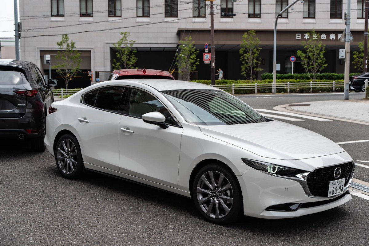 よしえもん よしちょ Mazdacarlife 白のmazda3セダンなら アリかも Twitter