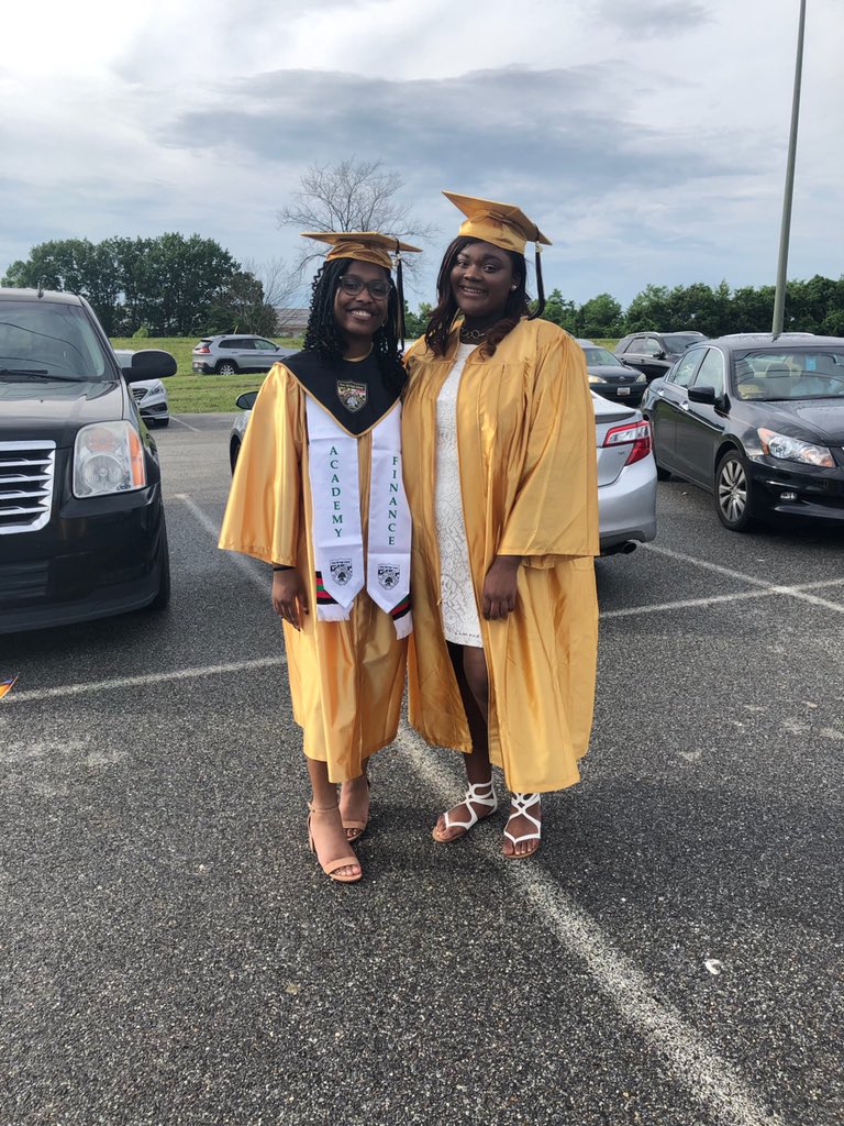 xsantaniax's tweet photo. I graduated!!! #ohhsgrad2k19 #OxonGrad2k19 https://t.co/j2qYTjGrWS