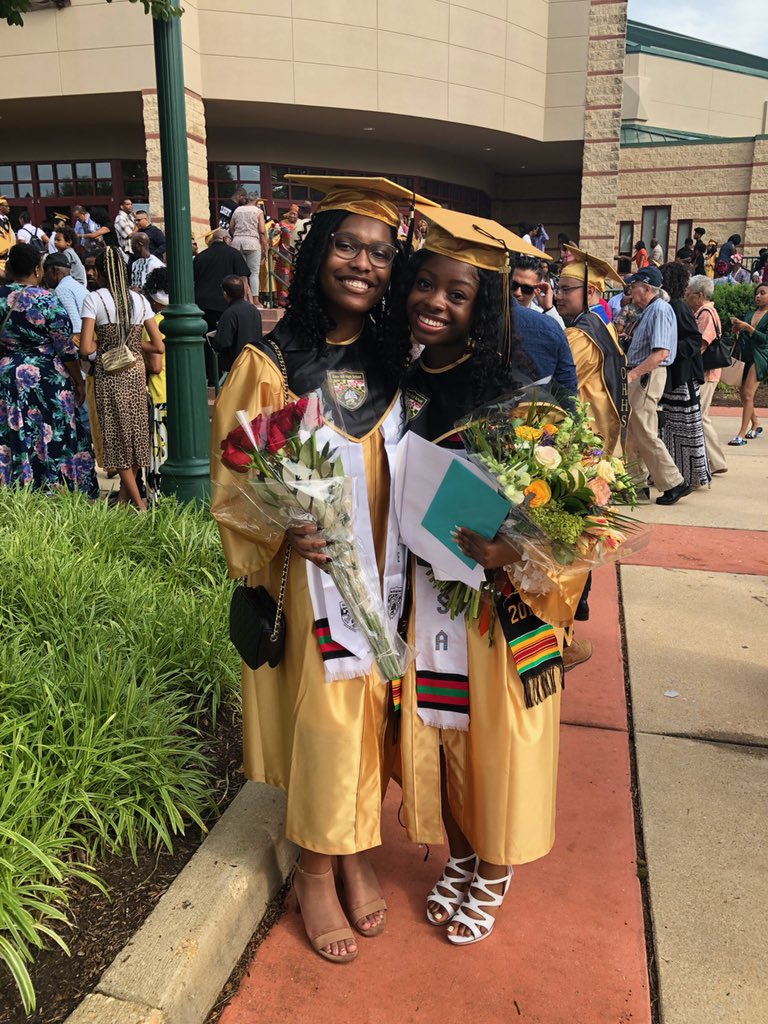 xsantaniax's tweet photo. I graduated!!! #ohhsgrad2k19 #OxonGrad2k19 https://t.co/j2qYTjGrWS