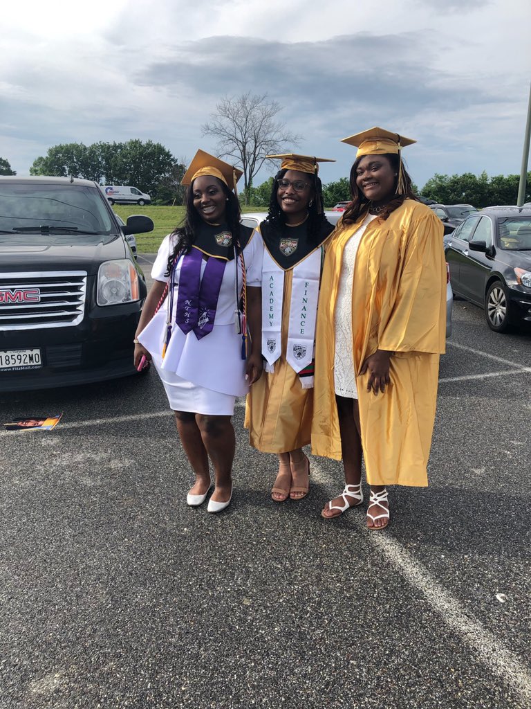 xsantaniax's tweet photo. I graduated!!! #ohhsgrad2k19 #OxonGrad2k19 https://t.co/j2qYTjGrWS