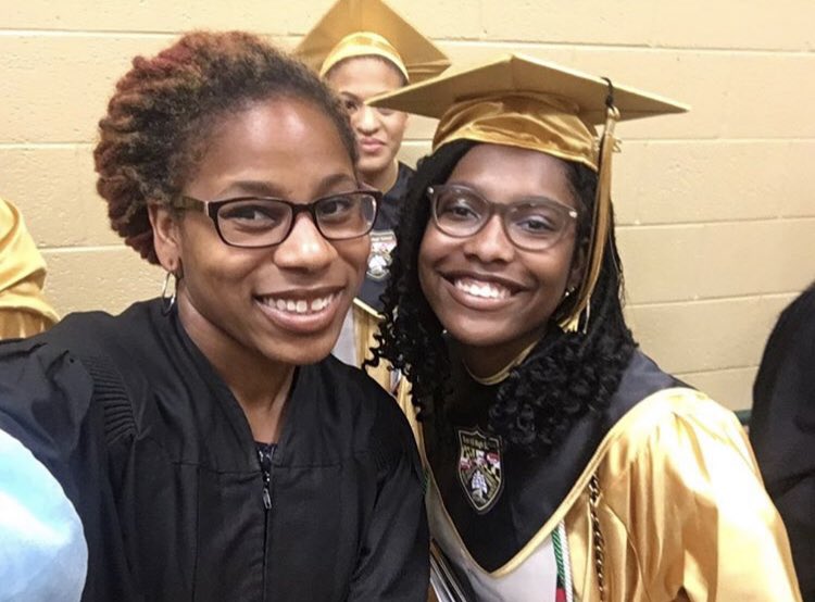 xsantaniax's tweet photo. I graduated!!! #ohhsgrad2k19 #OxonGrad2k19 https://t.co/j2qYTjGrWS