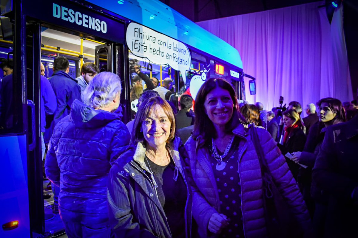 AliciaCiciliani's tweet photo. #ExperienciaBioBus 🚎⚡ Presentación del Trolebús 100% santafesino desarollado por @ENERFE_SF, @MoviRosario y pymes locales. Políticas públicas integradas del @GobSantaFe que apoyan la producción provincial. #Innovación de triple impacto #SomosLoQueHacemos https://t.co/qC75EVGsup