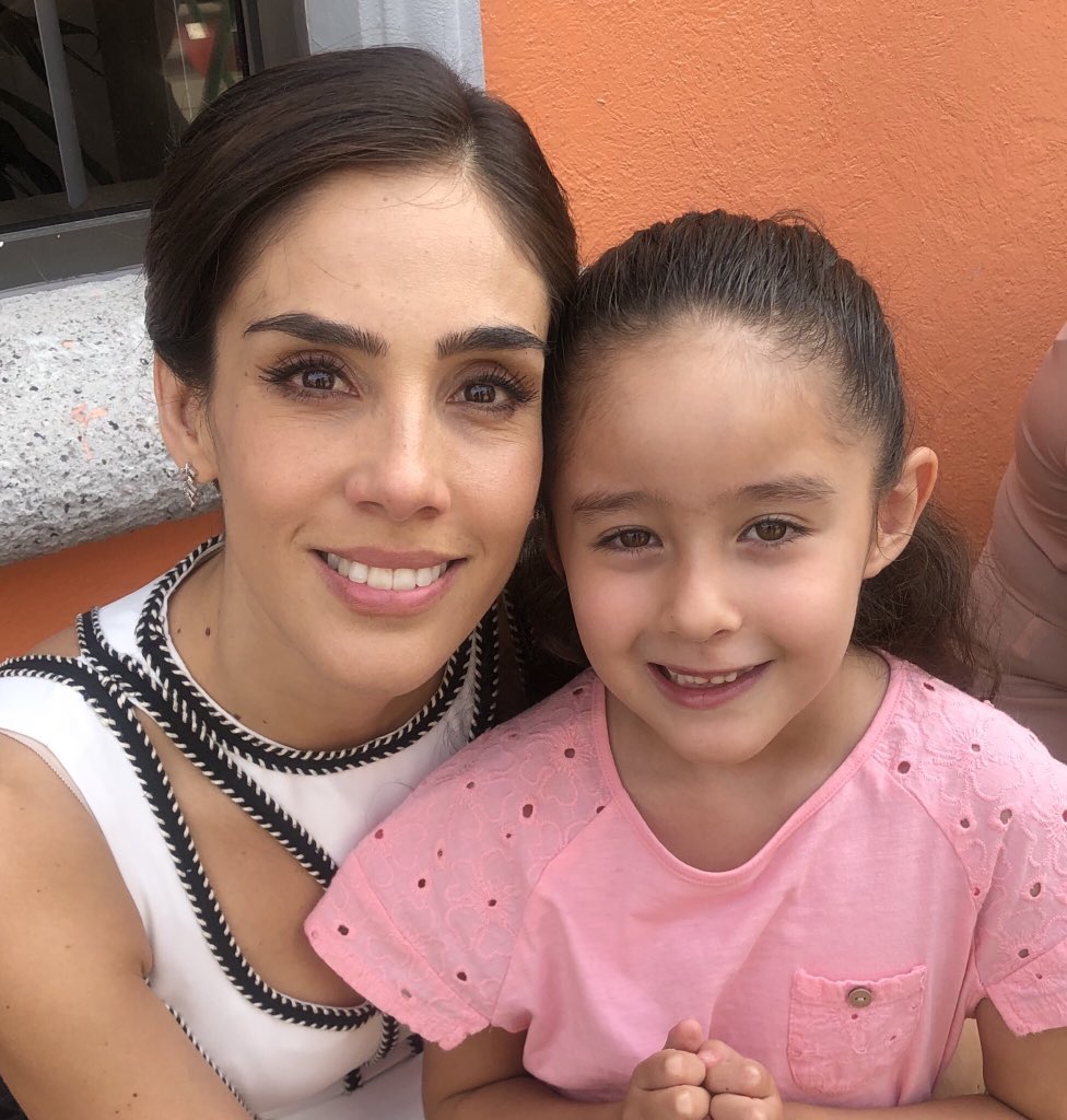freyre_luz's tweet photo. #GRABANDOANDA @AmbarLuzOficial Telenovela LA USURPADORA @SandraEcheFans @monserratmarañ https://t.co/83LukxsG3k