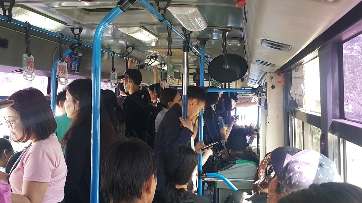 Автобусаар явах дуртай. Сүүлийн жилүүдийн ажиглалтаас хамгийн эелдэг, соёлтой нь 10 жилийн сурагчид ♡
Хижээл насныхан бол асар бүдүүлэг, харин эмээ өвөө нар бол "дээрэмчид банкинд орж ирж байгаа" юм шиг.
Жолооч нар яахав биднийг хүн биш "ачаа" гэж боддог...