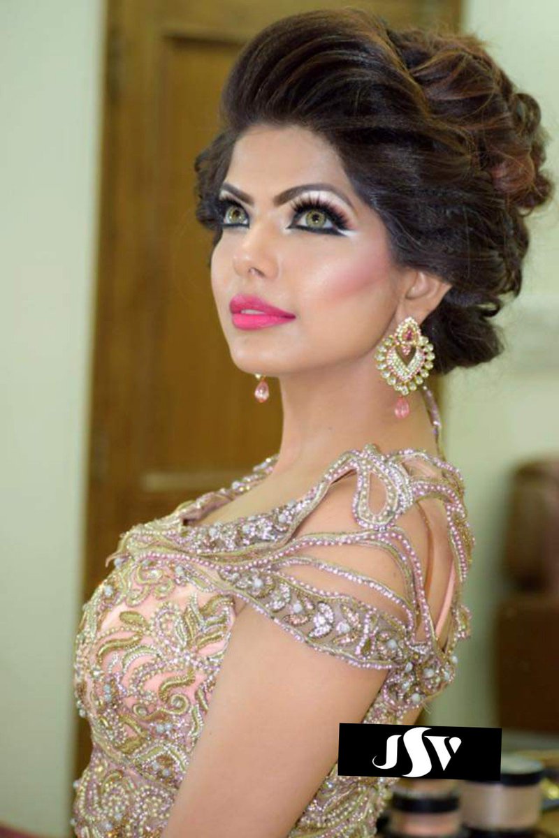 VigSehgal's tweet photo. #makeuplook #makeupartistworld #makeuplover #makeupart #hairtutorial #hairtrendy #hairoftheday #hairgoals #hairspeaks https://t.co/4IwNp9CZHc