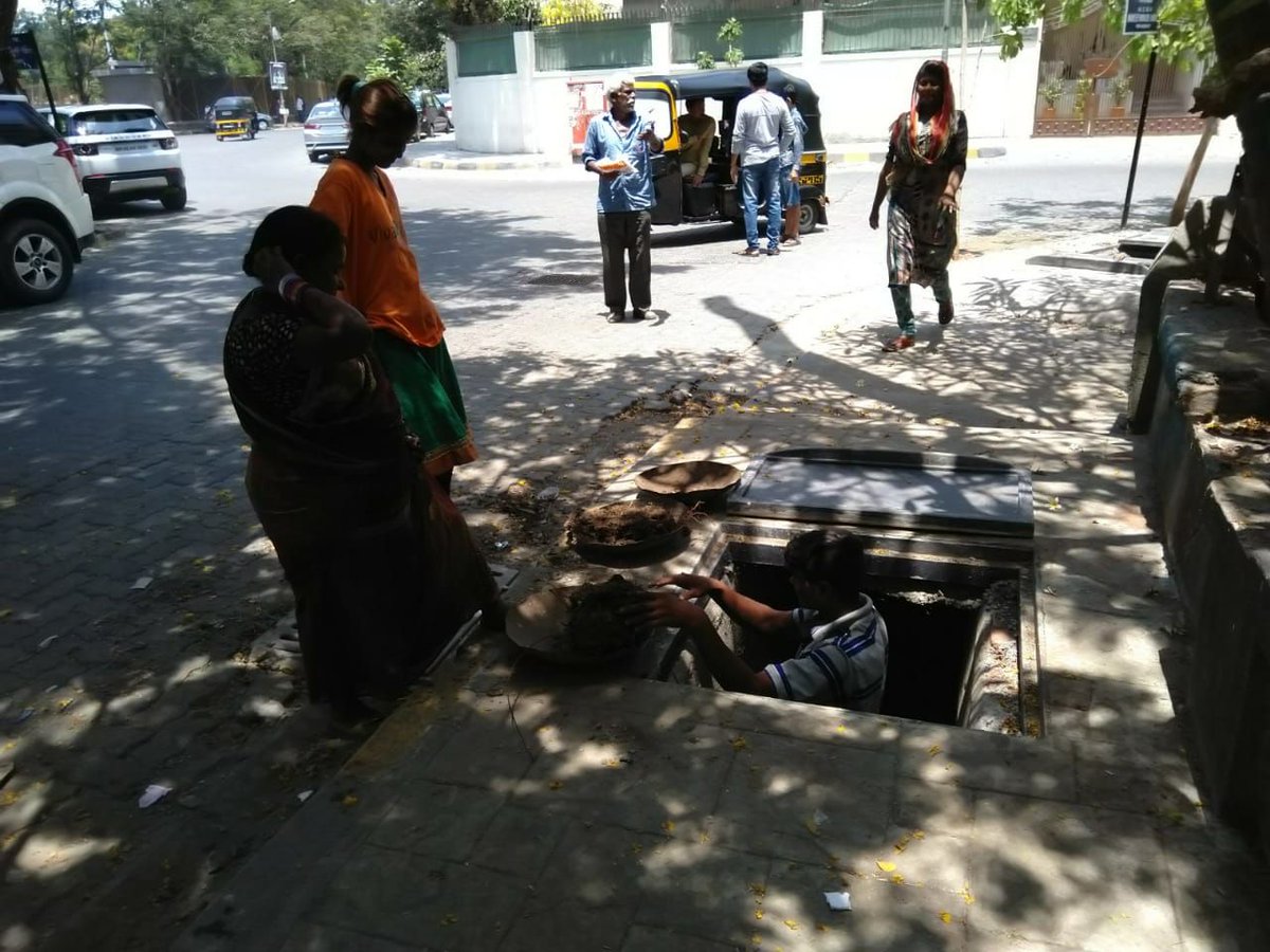 renu_hansraj's tweet photo. Inspected SWD drains being desilted in my ward 69 on NS road no.8

#Monsoon2019 #monsoon #Preparedness #cleaning #WorkinProgress #ModiHaiTohMumkinHai 🙏
@PMOIndia @CMOMaharashtra @ShelarAshish Ji @AmeetSatam Ji @anilmdave Ji @BJP4India @BJPLive @BJYM @BJYM4Mumbai @MumbaiBJP https://t.co/t0BS33d1Jp