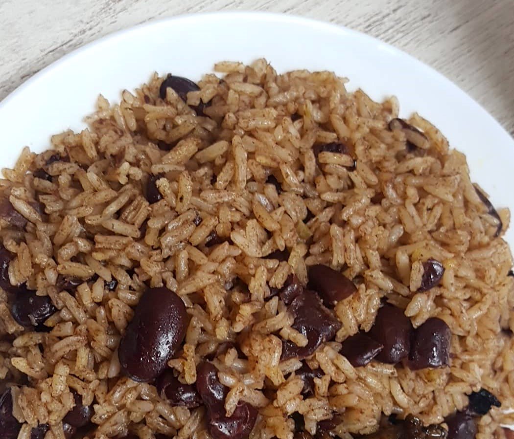 SevillaBreak's tweet photo. Para los gustos se hicieron los sabores y nosotros tenemos lo que te gusta:⤵️
#Costillitas de Cerdo Guisadas😍 
#Moro de #Habichuela roja. 😋

#ComerteLoMejor en #SevillaBreak, sabor incomparable! 
#ComidaLatina #Bar #Coffee #Tapas #Sevilla #SanJuanDeAznalfarache https://t.co/VOkoXkFAjb