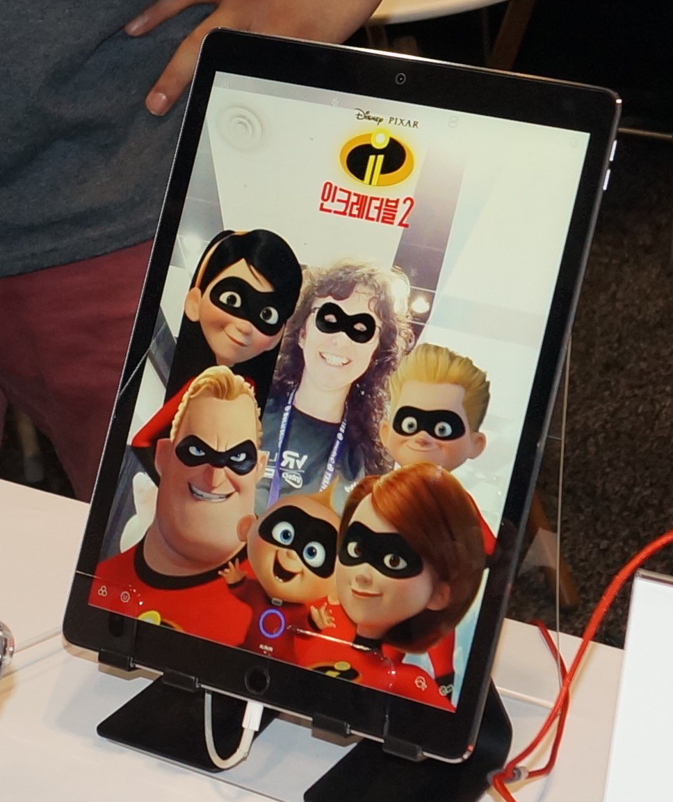 sonyahaskins's tweet photo. Today was an awesome day. I tried the @varjodotcom headset. It was AMAZING. Afterwards, I walked by the #ARGear booth and apparently the Varjo had turned me into a #superhero!! 

#AWE2019 #VirtualReality #AR #AugmentedReality @VRespawn https://t.co/m4oII0Snz8