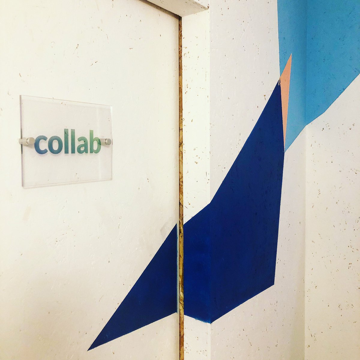 Two minds 🧠 are better than one .... at House Of Creative we encourage collaboration in the work place ! Together we are stronger 💪🏻 #collaborate #teamwork #community #wellnessintheworkplace #officespacestyle #officelet #privateoffices #officesforrent #londonofficespace