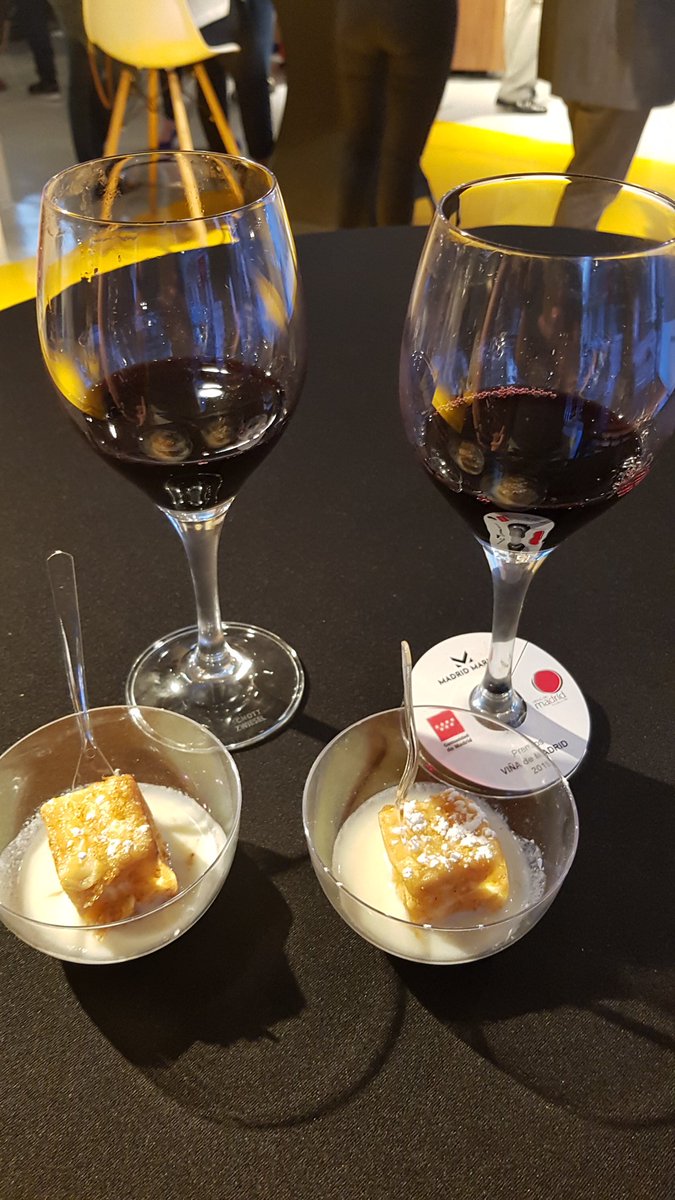 VinoComplutense's tweet photo. Entrega de los 32 Premios Viña de #Madrid de @VinosdeMadridDO en el @CIGMadrid.
Acompañado de las exquisitas tapas elaboradas por @ACYRE_ 😋😋
Enhorabuena a los premiados 👏🍷👏🥂
#vino #winelover
@todosobremadrid @slowfoodproduc1 @aseacam @Victori04417224 @10vcomunicacion https://t.co/gkmLbnz4BP