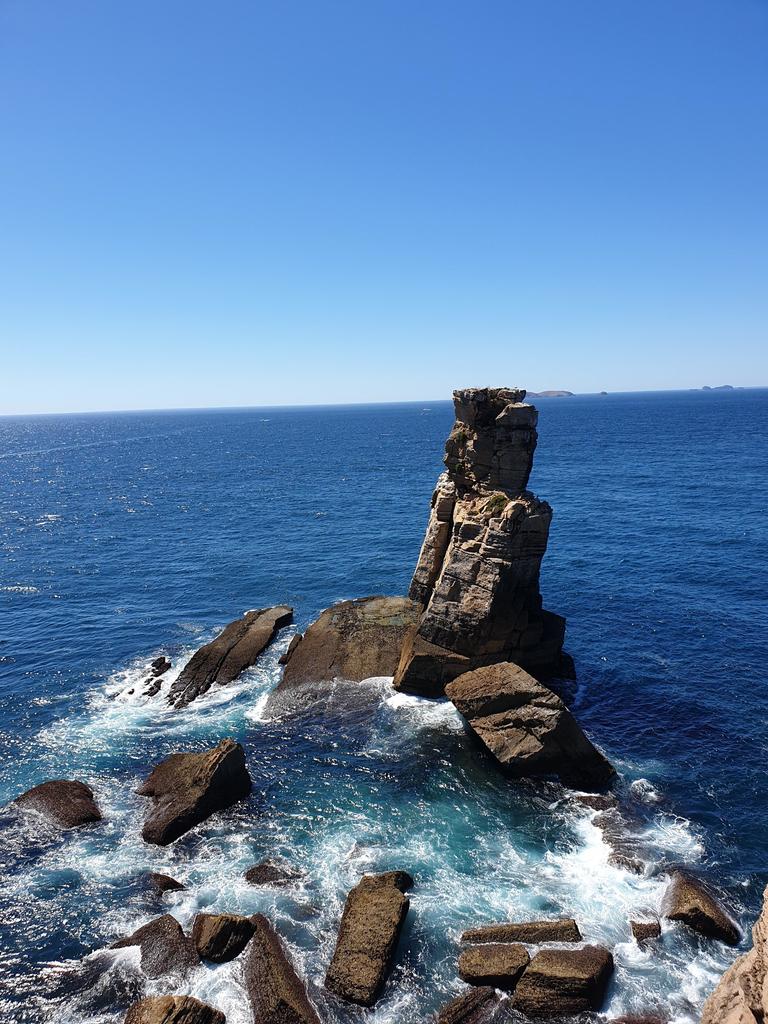 dice_marc's tweet photo. Rock Formation in Peniche, Portugal [3024x4032] via https://t.co/3eF7eHcL4E https://t.co/7NdLACvK3S