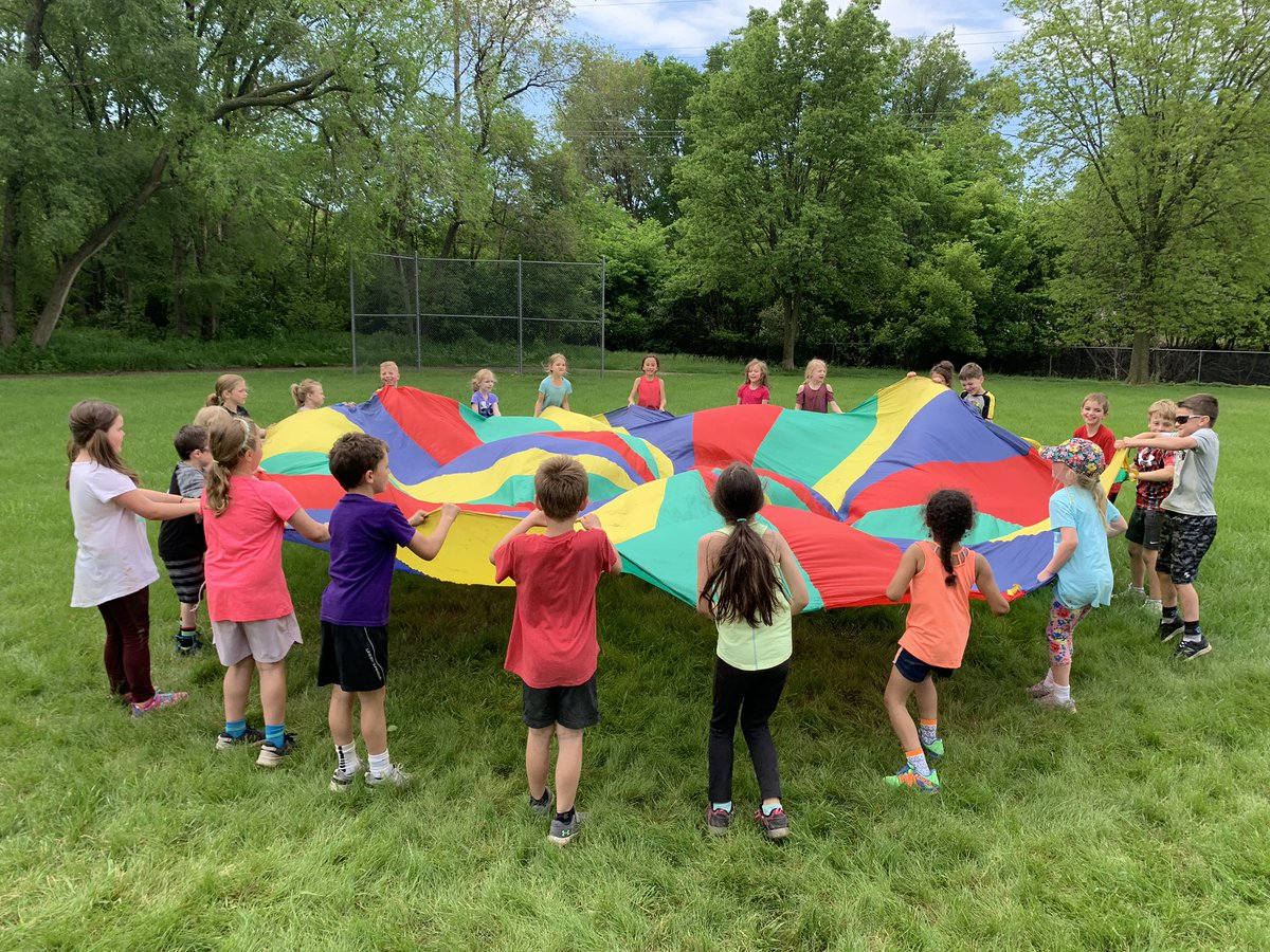 lovetoteachgr1's tweet photo. Field day at Johnson Elementary 🎉@JohnsonTigers https://t.co/3CqdM3V4Aa