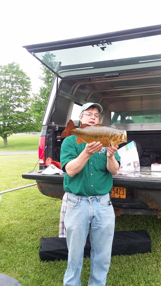 Mel_Belanger63's tweet photo. Thank you to Brad Hammers and the DEC for providing our 5th graders with a great outdoor learning experience at our school pond! #wccsms #DEC #fishbiology https://t.co/zEAgBylh9f