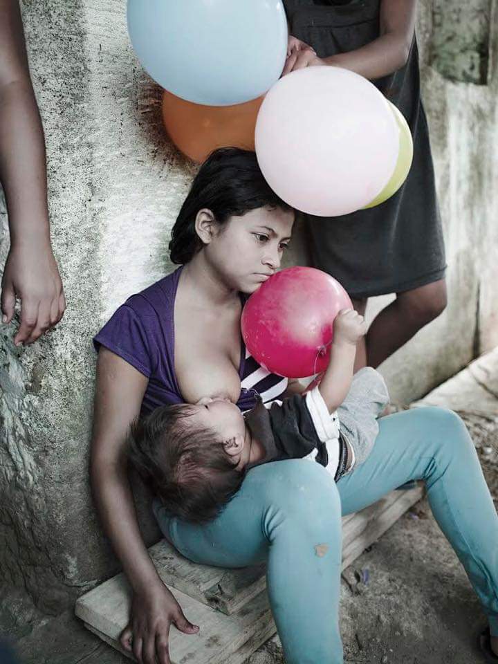 DoctorPediatro's tweet photo. "Niñas teniendo niños."  de
Linda Forsell que durante 2 años siguió las vidas de madres jóvenes menores de 15 años en Guatemala. 25% de todos los bebés nacen de adolescentes, 90%  engendrados por un pariente. 30% de la violación por el propio padre de la niña. https://t.co/KLLRvvNh7x