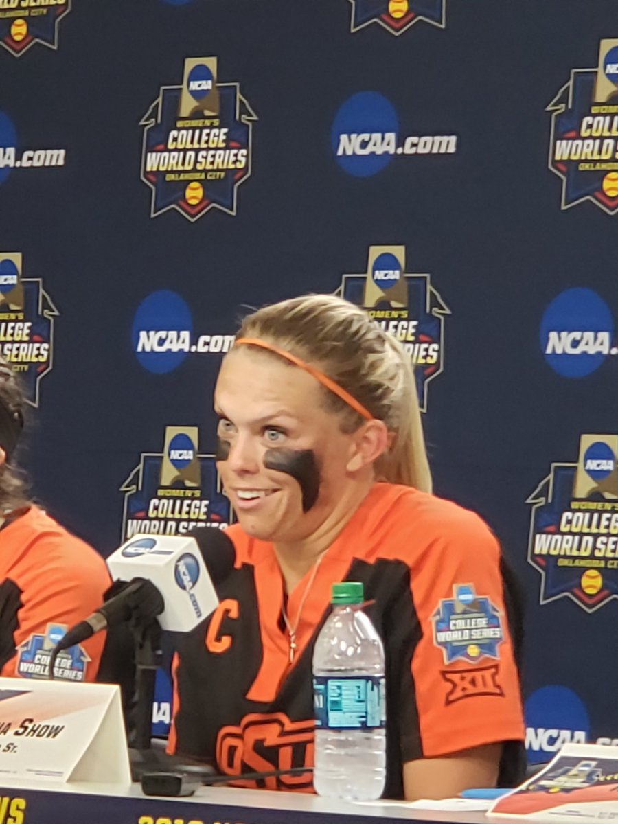 RohdeOK's tweet photo. Update from #WCWS: @SamanthaShow03 did not throw her mic after post-game interview session. #nomicdrop https://t.co/W2RgkoLL63