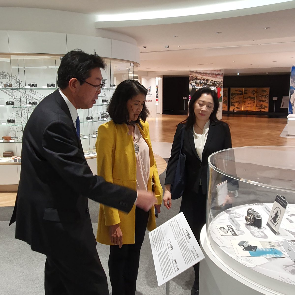 dfadzlishah's tweet photo. @iSurinaShukri introduced to the first ever canon camera by Canon CEO @Canon @mymdec #origins #futurepartners https://t.co/TY6YEilXZi
