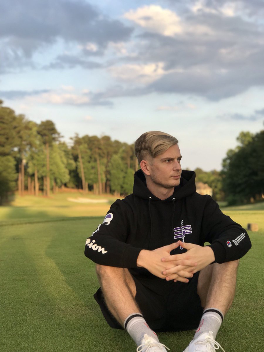 Bowzah's tweet photo. lookin ➡️ forward to Saturday’s @SoaRGaming x @ChampionUSA drop

12 am est, limited stock, don’t miss out https://t.co/QeDPj4W3R8