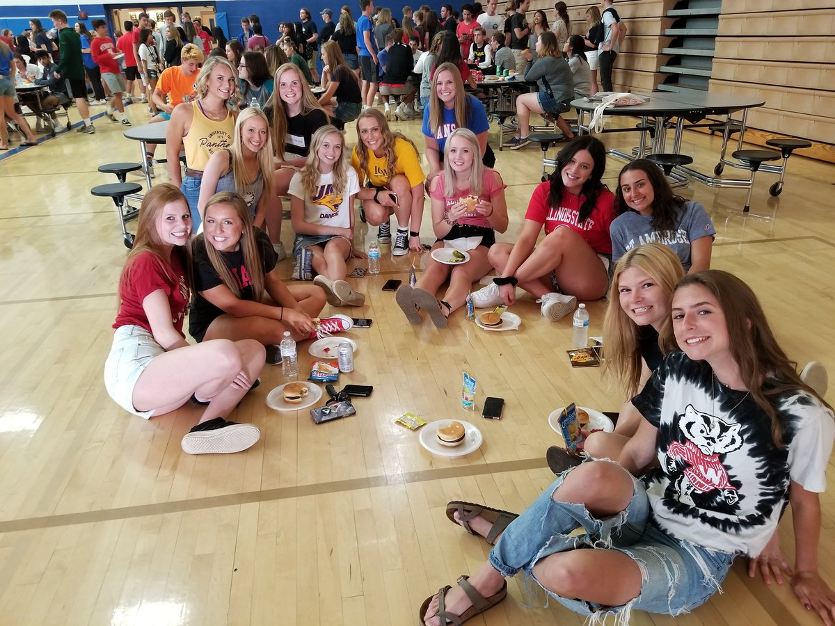 MsBoyntonSCN's tweet photo. Thank you to all of the members of #SCNclassof2019 for coming out to the bbq tonight- I had a blast! See you all tomorrow bright and early for practice and breakfast! Thank you to the #scnstucoclassof2020 for all of your help tonight! @SCNStuCo https://t.co/Kn5f1SkH6y