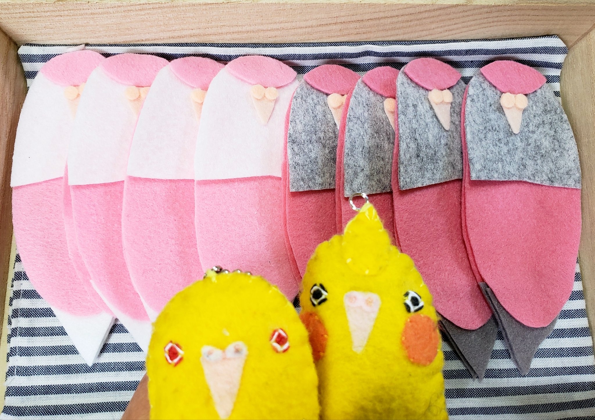 船堀インコ ふなぼりいんこ 19 05 31 よっしゃ 新作の アキクサインコ 製作開始っ ピンクの可愛いの作るよー 船堀インコ 鳥グッズ ハンドメイド 新作製作中 アキクサインコルビノー セキセイインコ オカメインコ T Co