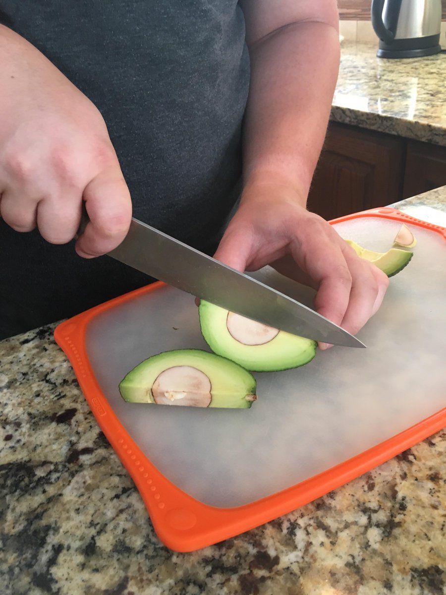 Cuando conocí el término "avocado hand" me preguntaba cómo era posible que los gringos se cortaran tanto al abrir una palta. Hoy vi esto: