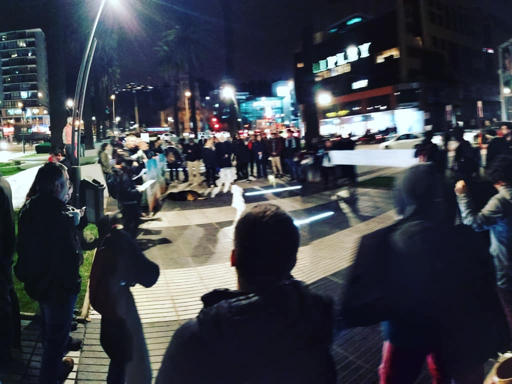 FAmplioVina's tweet photo. Nos reunimos cansados de la corrupción municipal y de gobierno, el nepotismo del gobierno y el querer precarizar la vida de las y los más pobres #BastaYa de abusos y de mirar impávidos cómo se roban el país.
¡NO TE QUEDES CALLADX!

#viñasinmiedo #losniñospiñeraprimero #nomasafp https://t.co/wtIvLgQteI