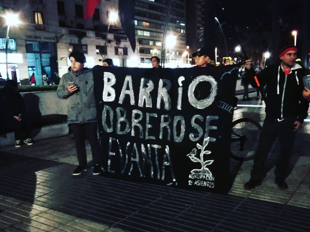 FAmplioVina's tweet photo. Nos reunimos cansados de la corrupción municipal y de gobierno, el nepotismo del gobierno y el querer precarizar la vida de las y los más pobres #BastaYa de abusos y de mirar impávidos cómo se roban el país.
¡NO TE QUEDES CALLADX!

#viñasinmiedo #losniñospiñeraprimero #nomasafp https://t.co/wtIvLgQteI